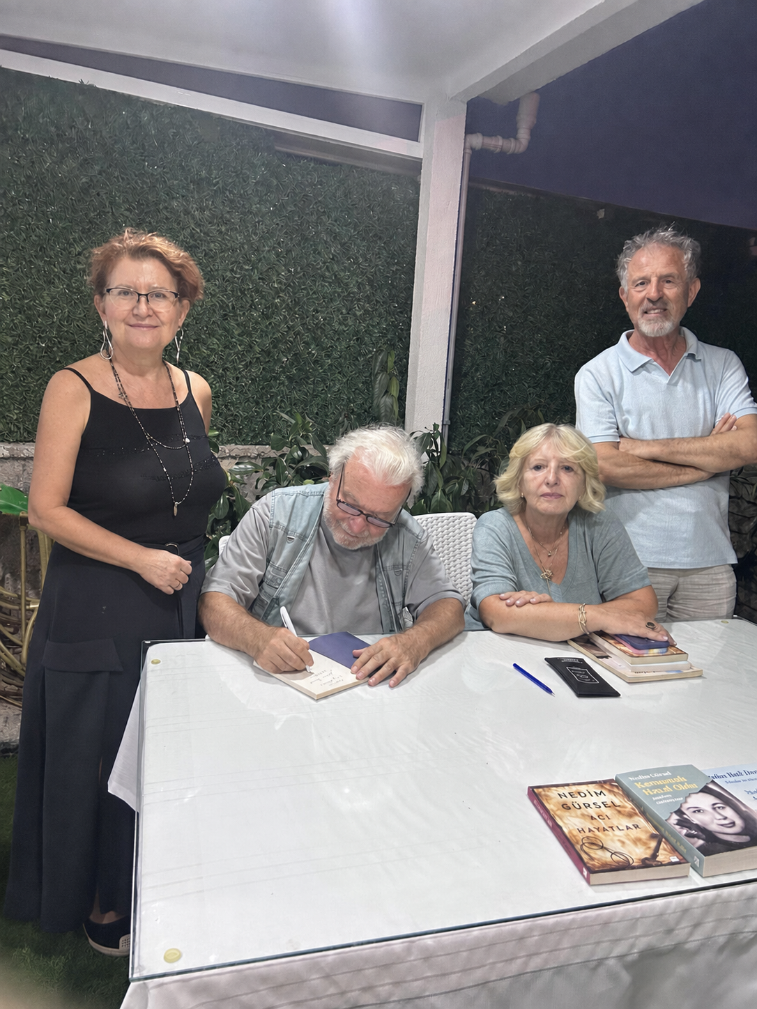 İkbal Çiğdem Köse, Nedim Gürsel, Seza Yılancıoğlu ve Aydın Şimşek, Kanguru Sanatevi’ndeki kitap imza etkinliğinde