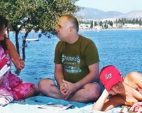 Güven Kıraç ile Bitez Sarnıç Beach'te Söyleşi sırasında Çiğdem Damar-Güven Kıraç