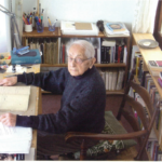 İlhan Berk evinde, çalışma masasında