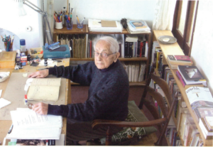 İlhan Berk evinde, çalışma masasında