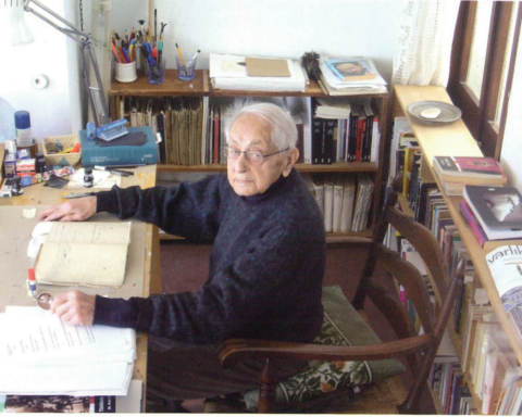 İlhan Berk evinde, çalışma masasında