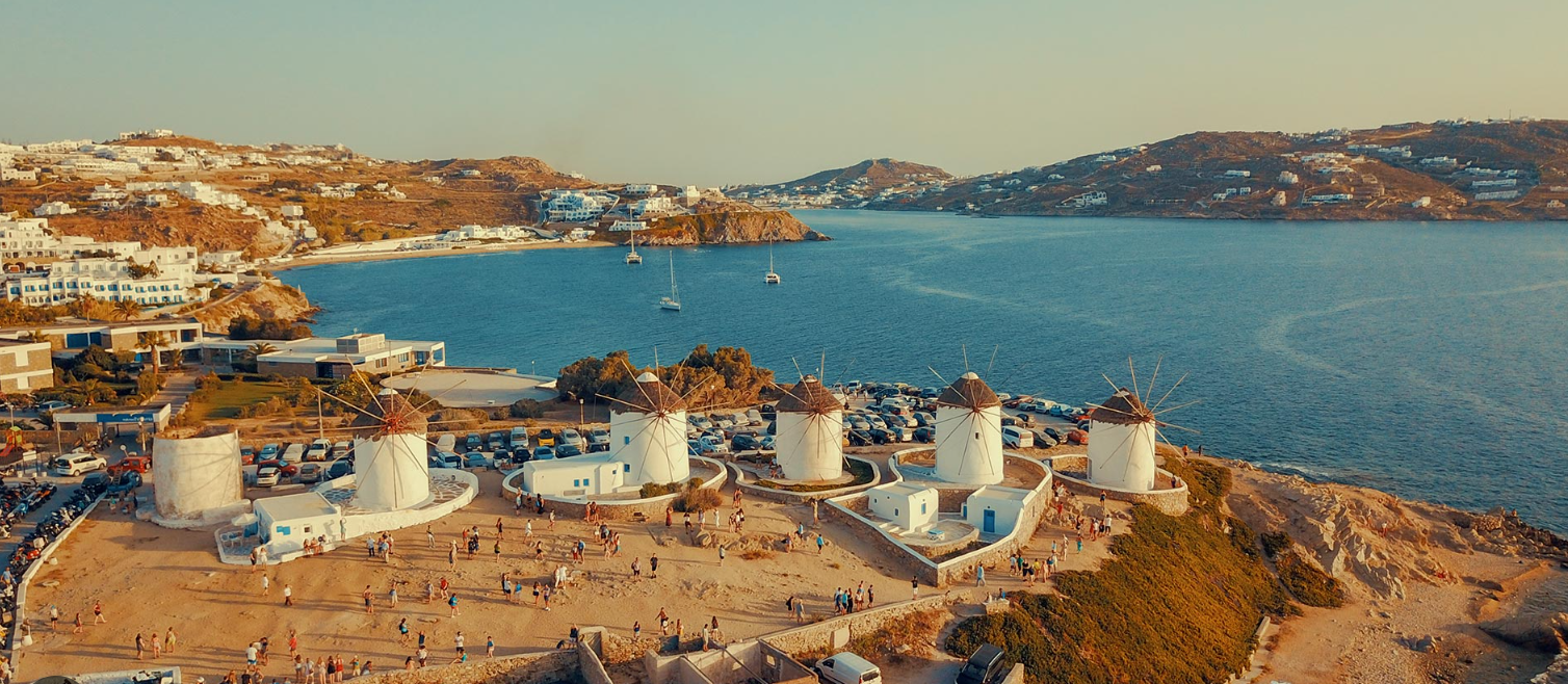 Mykonos Adasındaki değirmenler ve çevre düzenlemesi.