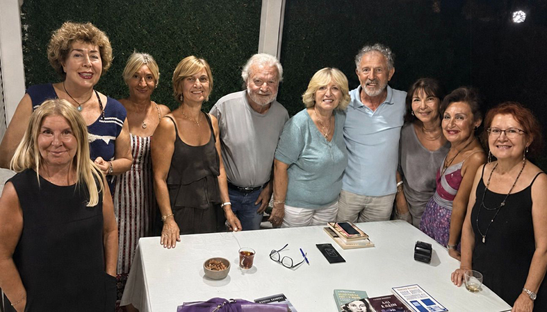 Nedim Gürsel Kanguru Sanat Evinde söyleşiye katılan bir grup ile