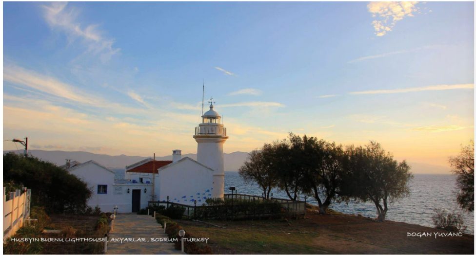 Hüseyin Burnu Feneri: 1864’te Fransız Michel Paşa tarafından yapımına başlandığı, 1876 hizmete girdiği biliniyor. 1930’da restore ediliyor. 1950’de bir daha revize ediliyor. 90’lı yıllarda ise otomasyona bağlanıyor. Fener, Bodrum’un Kos İstanköy adasına en yakın burnu, sadece 8,8 km...