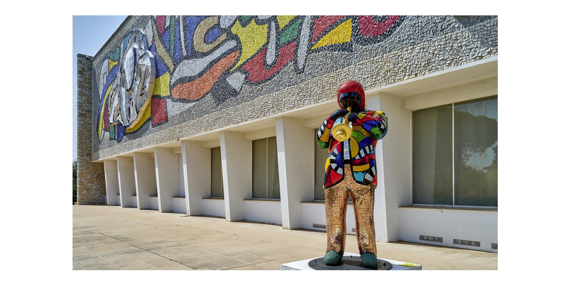 Niki de Saint Phalle’in Miles Davis heykeli Niki de Saint Phalle’in trompet çalan Miles Davis heykeli Musée national Fernand Léger önünde