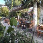 Bitez’te ağaçlar ve çiçekler içindeki Bağarası Restoran bahçesi