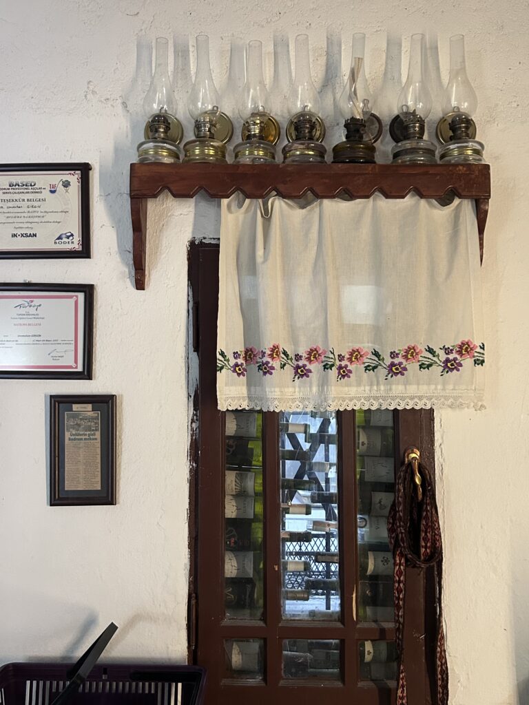 Bağarası Restoran’da geleneksel pencere ve duvarda asılı belgeler