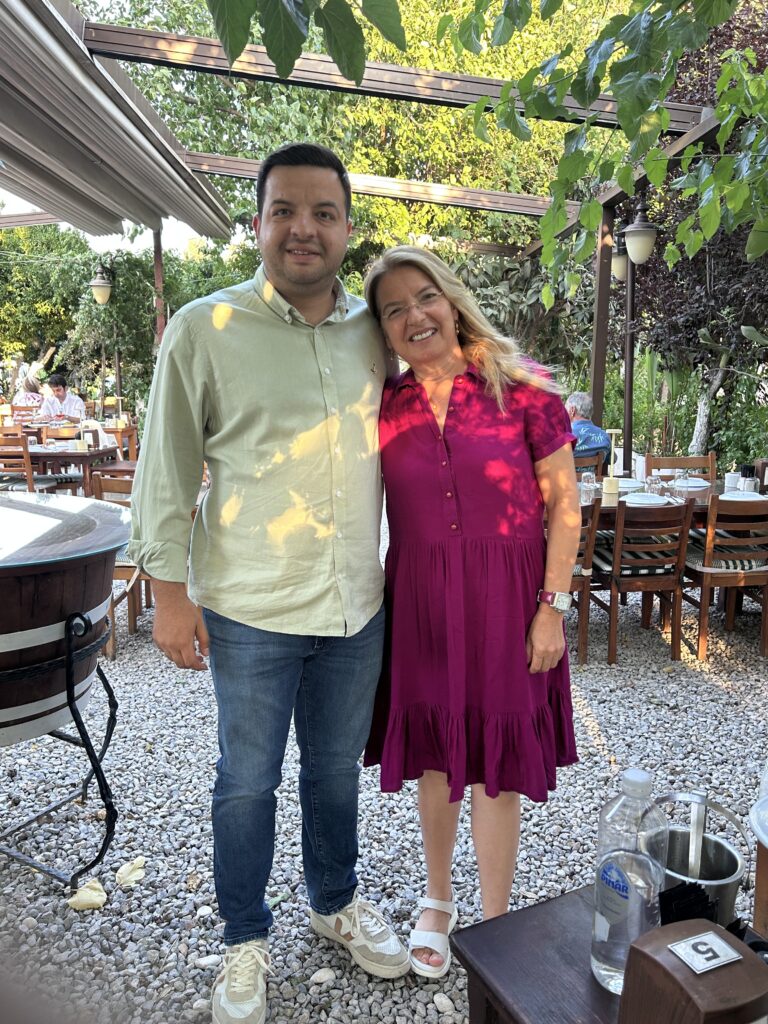 Mustafa Girgin ve Ümmühan Hanım Bağarası Restoran bahçesinde