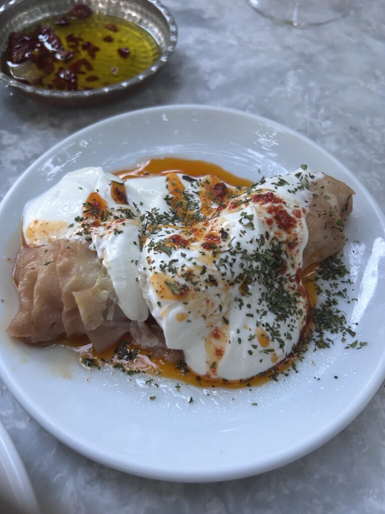 Yoğurt, tereyağı ve kuru naneyle sunulan Bağarası Girit köftesi