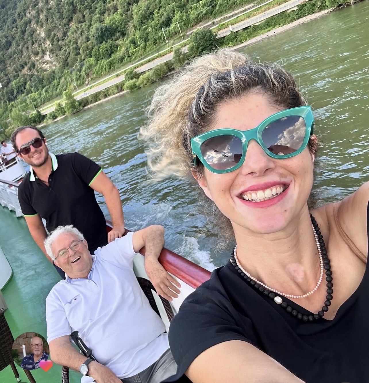 Esra Üçcan, ağabeyi Adnan Üçcan ve babası Fikret Nesip Üçcan ile birlikte