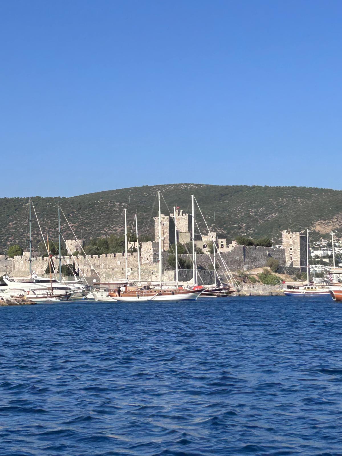 Denizden görülen Bodrum Kalesi ve önünde sıralanan ahşap guletler