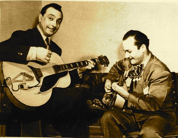 Django Reinhardt gitar çalarken Django Reinhardt başka bir gitaristle birlikte gitar çalarken