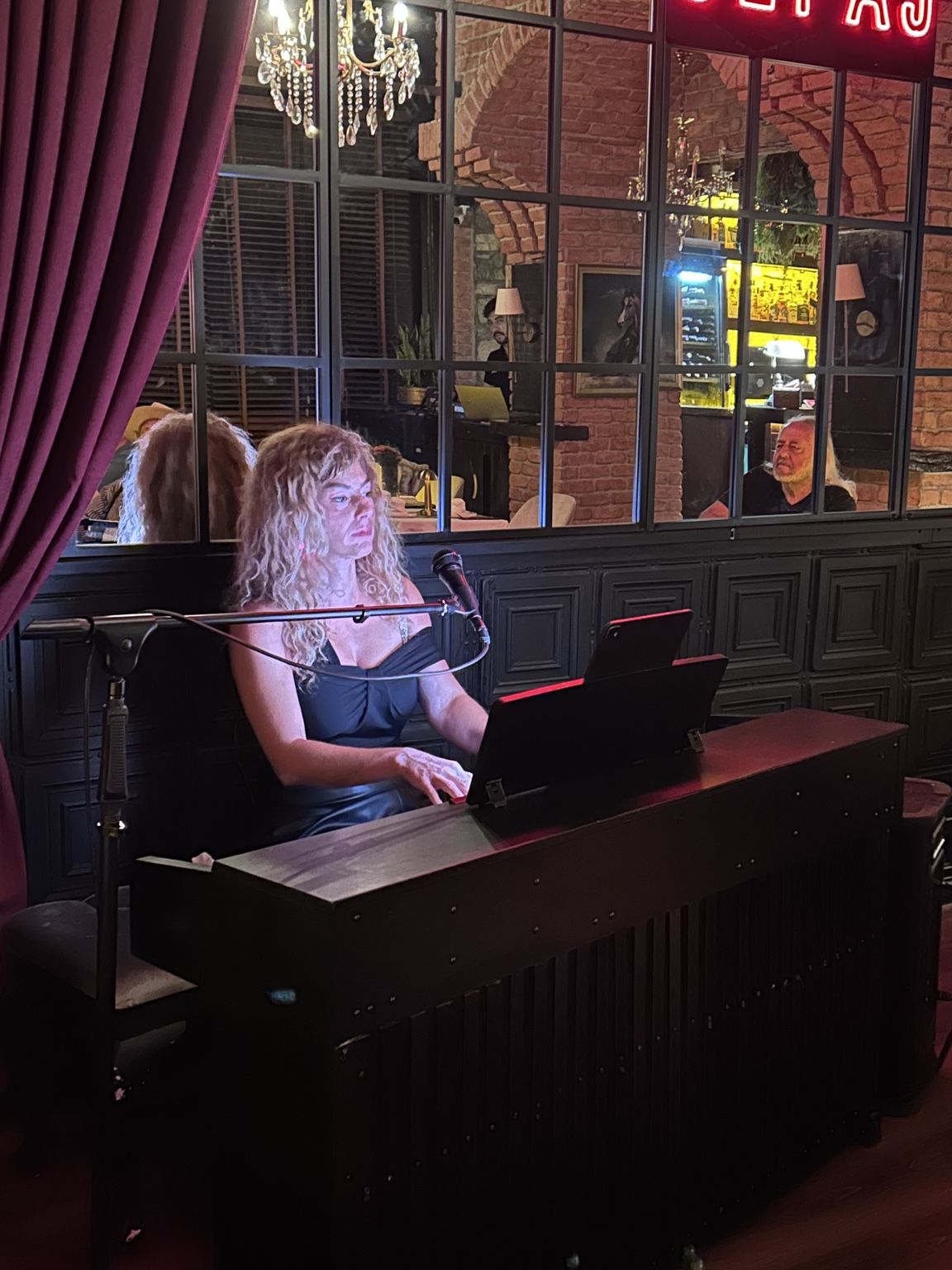 Esra Üçcan, Yalıkavak Sepaj’da piyano başında canlı performans sergilerken