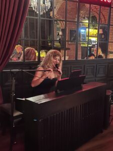 Esra Üçcan, Sepaj Yalıkavak’ta piyano çalıp şarkı söylerken