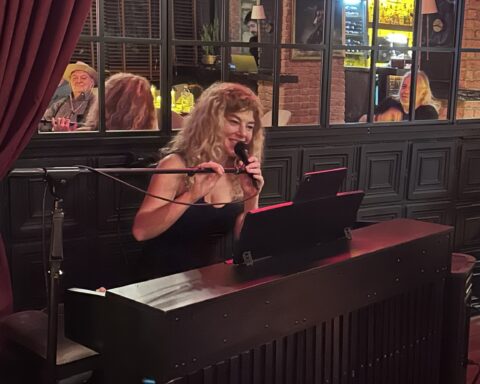 Esra Üçcan, Sepaj Yalıkavak’ta piyano çalıp şarkı söylerken