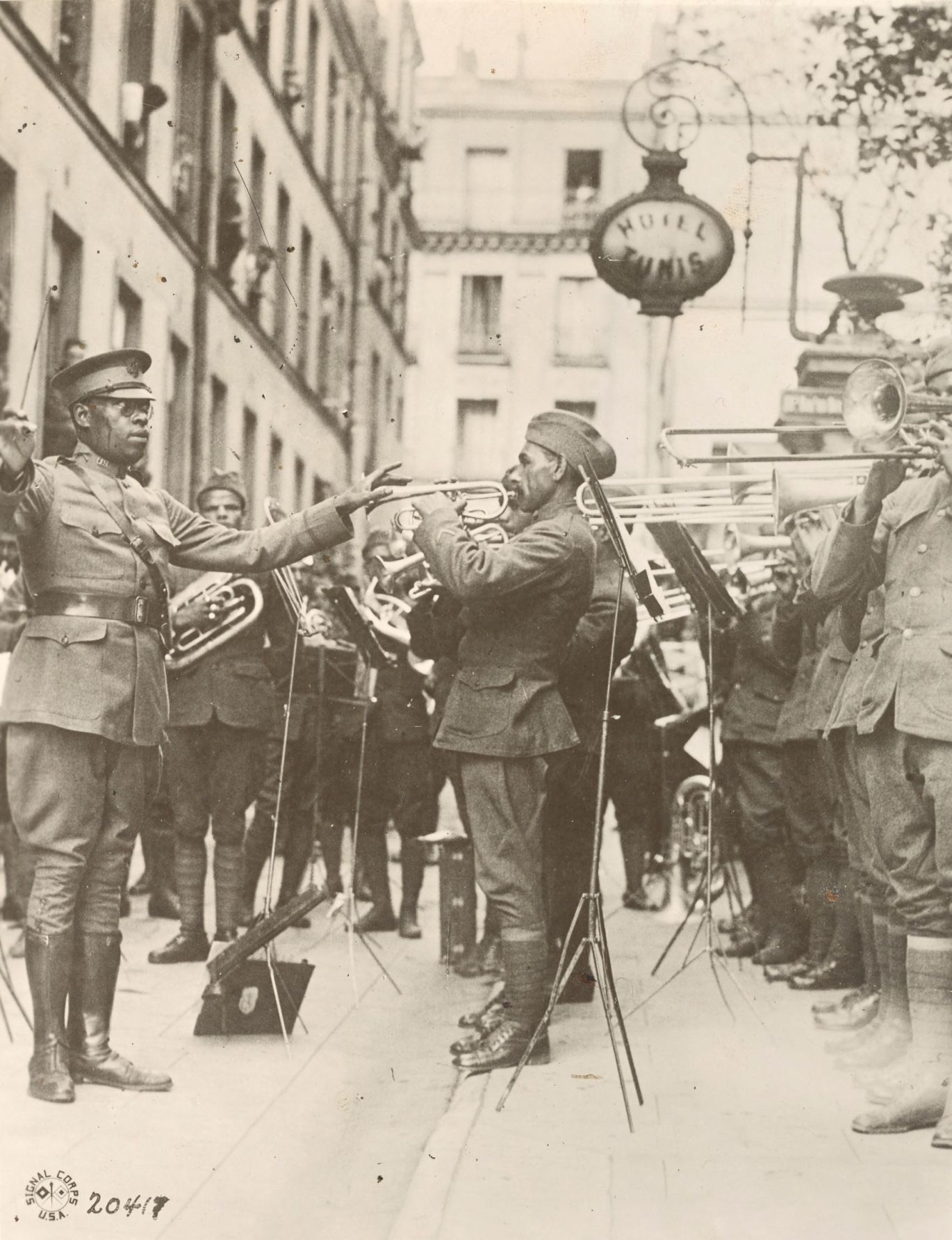 James Reese Europe ve 369. Piyade Alayı Bandosu Fransa’da James Reese Europe 369. Piyade Alayı bandosunu 1918 yılında Fransa’da yönetirken
