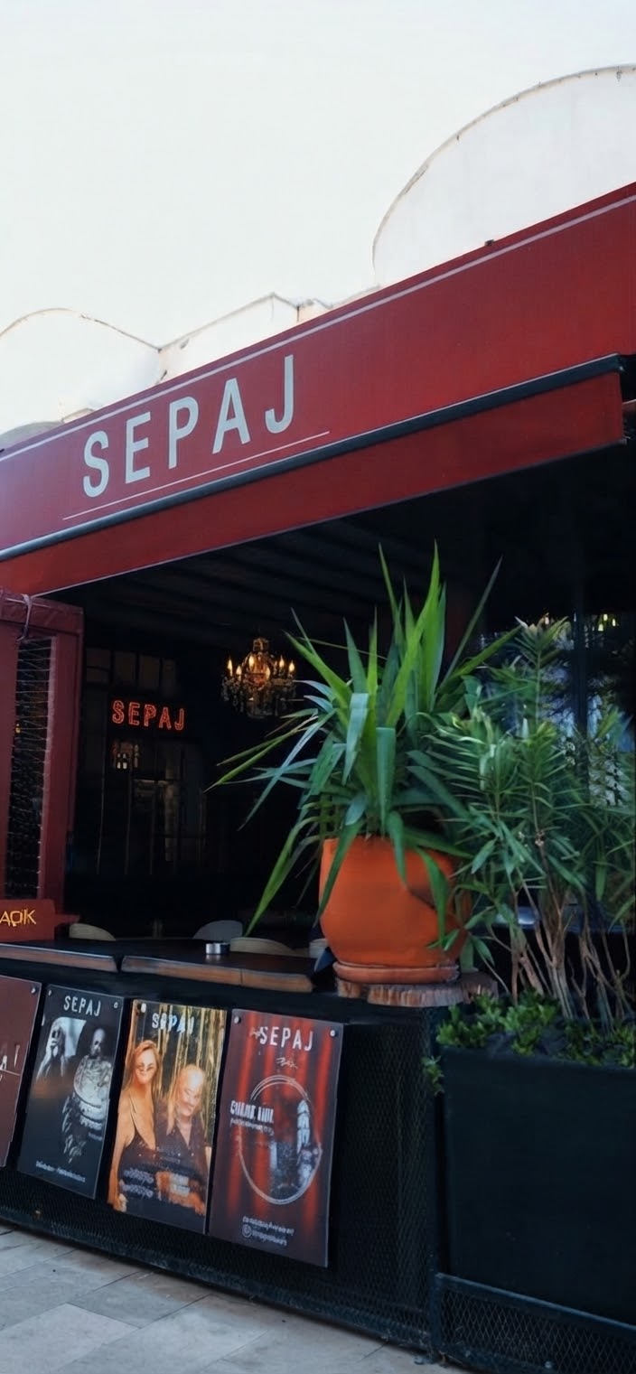 Yalıkavak’taki Sepaj restoranın kırmızı tabelalı dış cephesi ve girişi